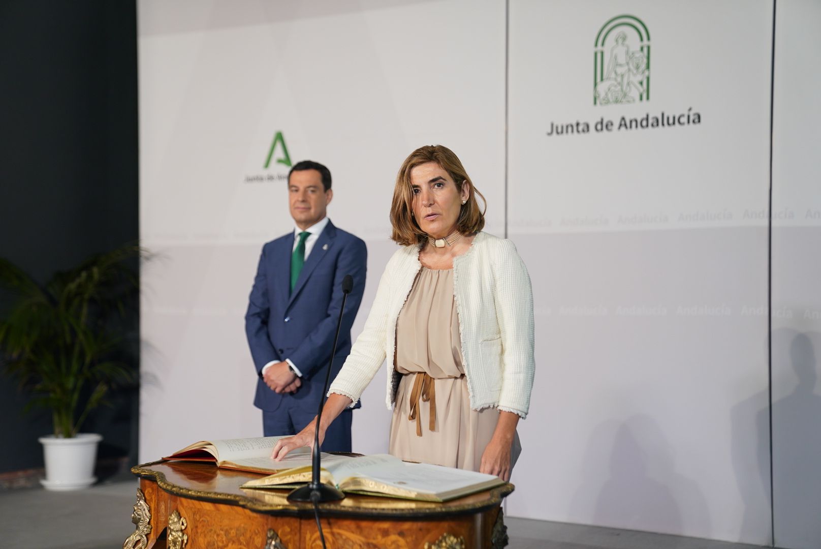 Rocío Blanco, vinculada a Cs en la anterior legislatura, jurando como consejera.