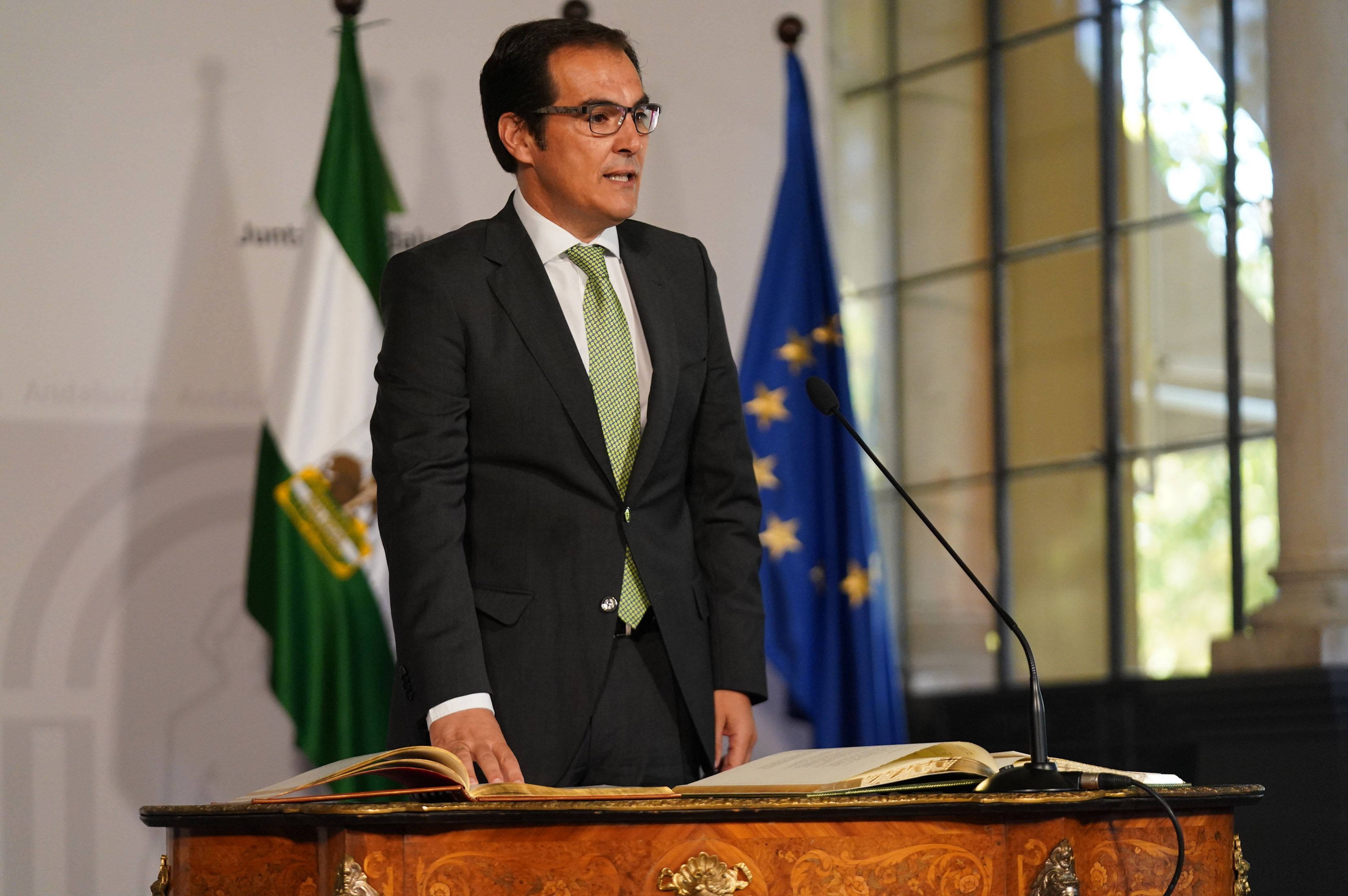 José Antonio Nieto, consejero de Justicia de la Junta, jurando como consejero. José Antonio Nieto, consejero de Justicia de la Junta, jurando como consejero.