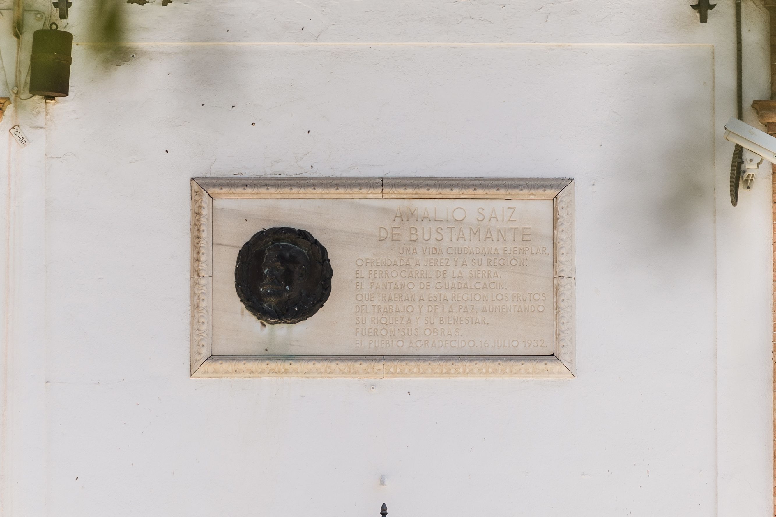 Una placa en la estación de tren de Jerez recuerda a Amalio Sáiz de Bustamante. 