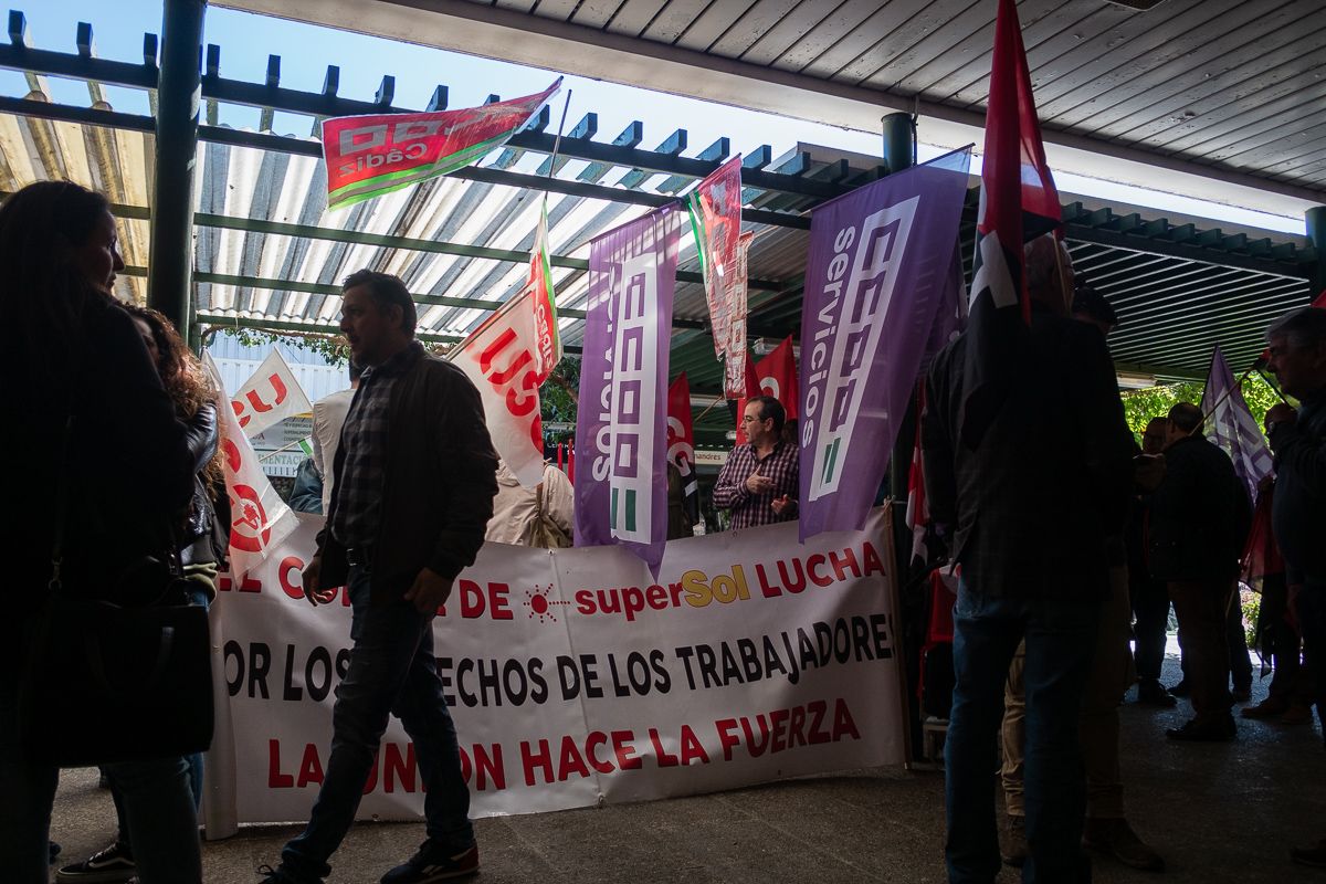 La concentración en Merca 80 de los trabajadores de Supersol. FOTO: MANU GARCÍA.