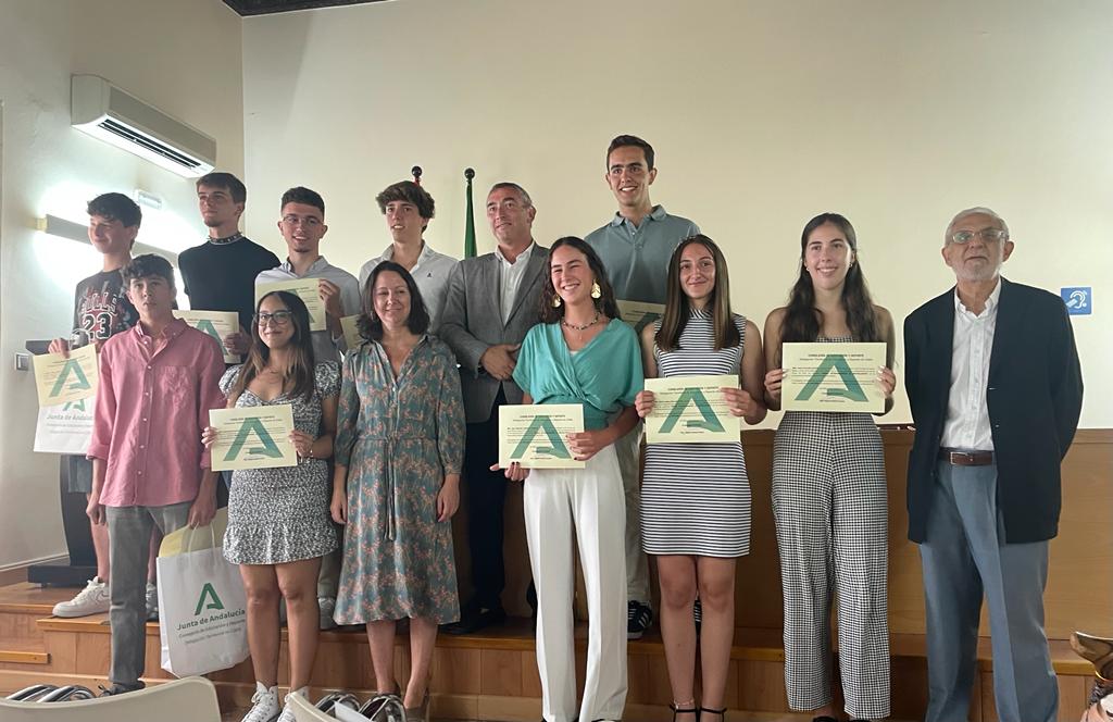 Imagen de los estudiantes premiados por su excelencia académica.