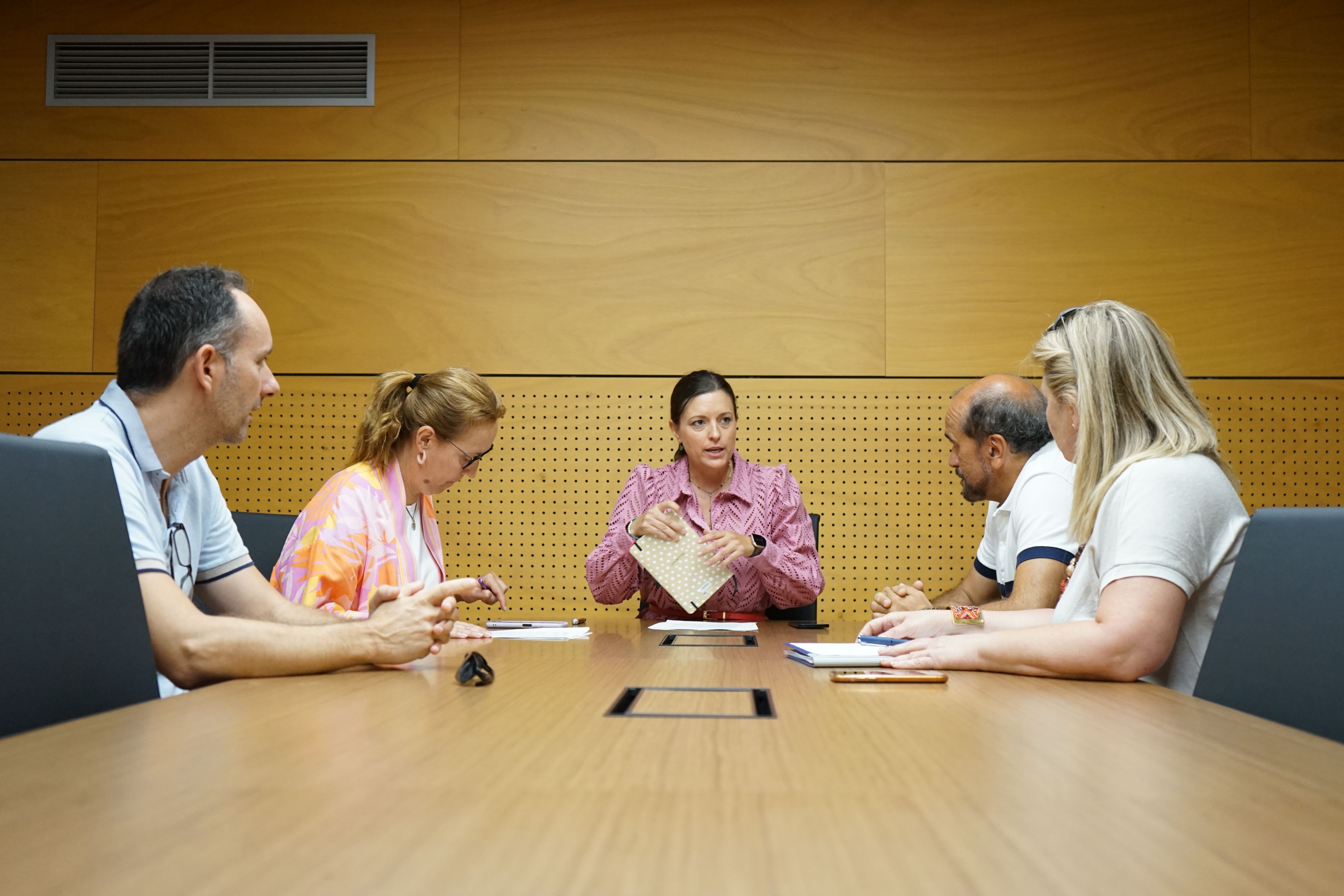 Reunión de los sanitarios con la alcaldesa de San Fernando, Patricia Cavada.