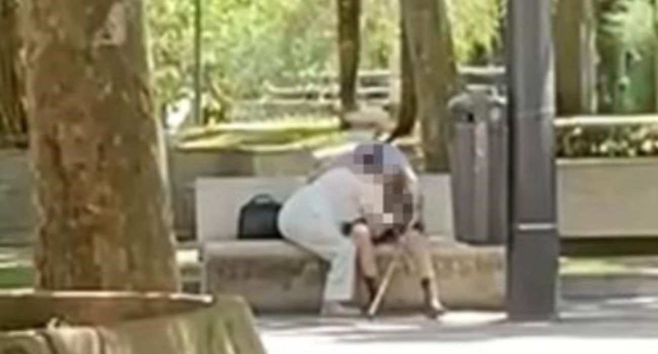 La pareja de ancianos, practicando sexo oral en un parque.