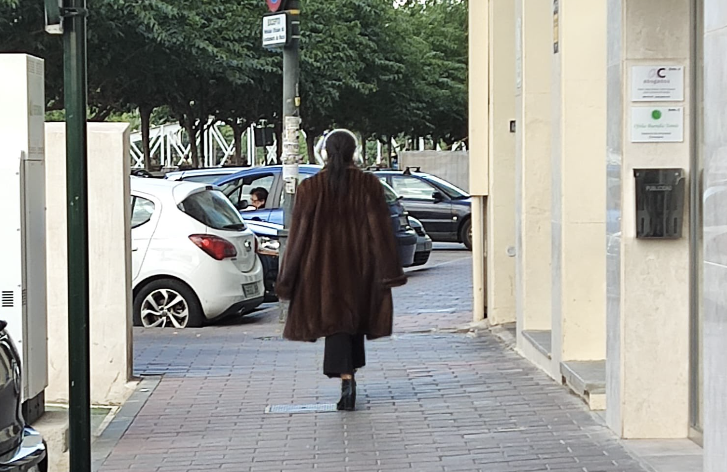 Una mujer pasea con un abrigo de pelo en plena ola de calor en Murcia. TWITTER