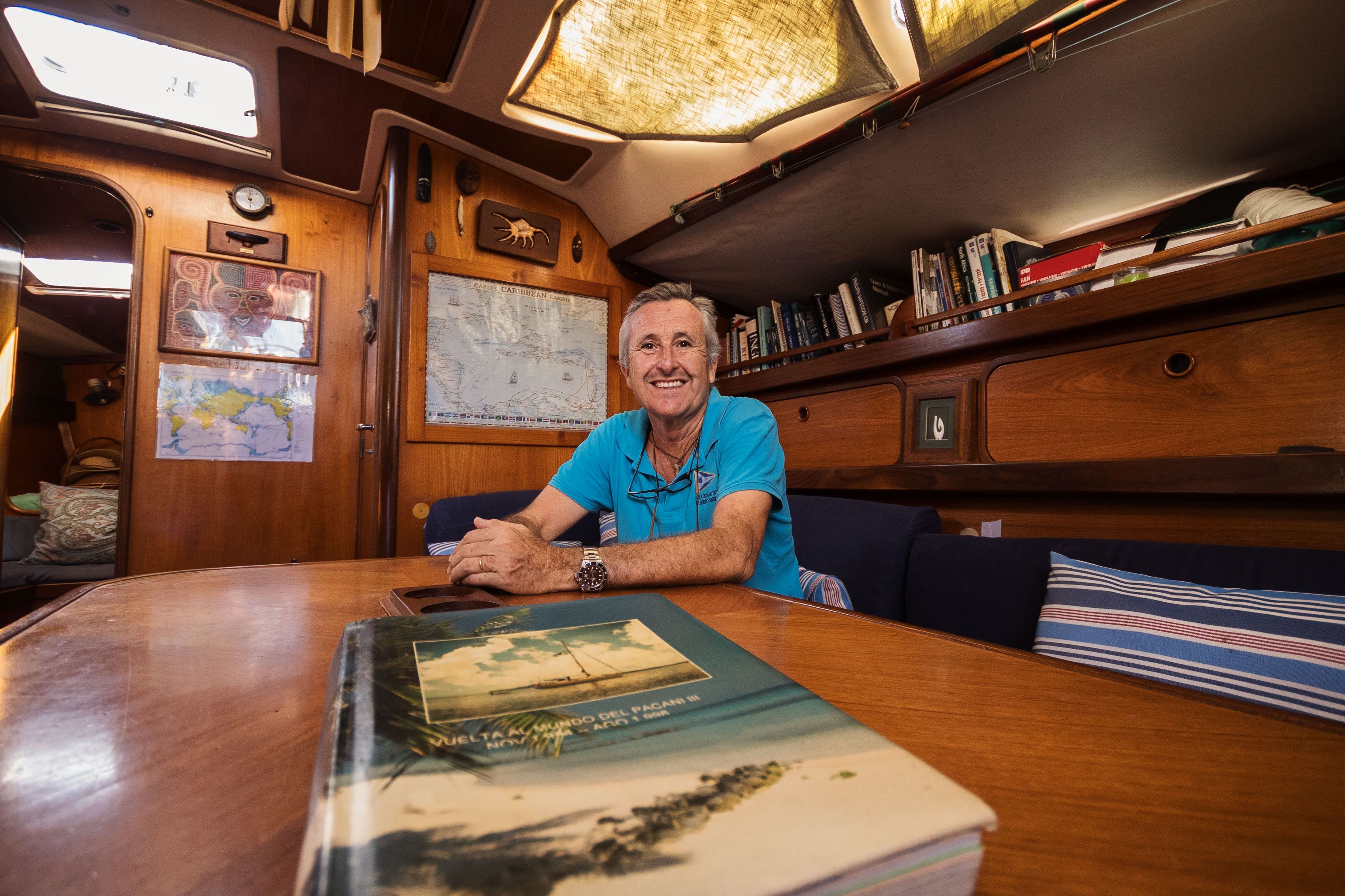 El jerezano en el interior de la embarcación junto a un libro de recuerdos.