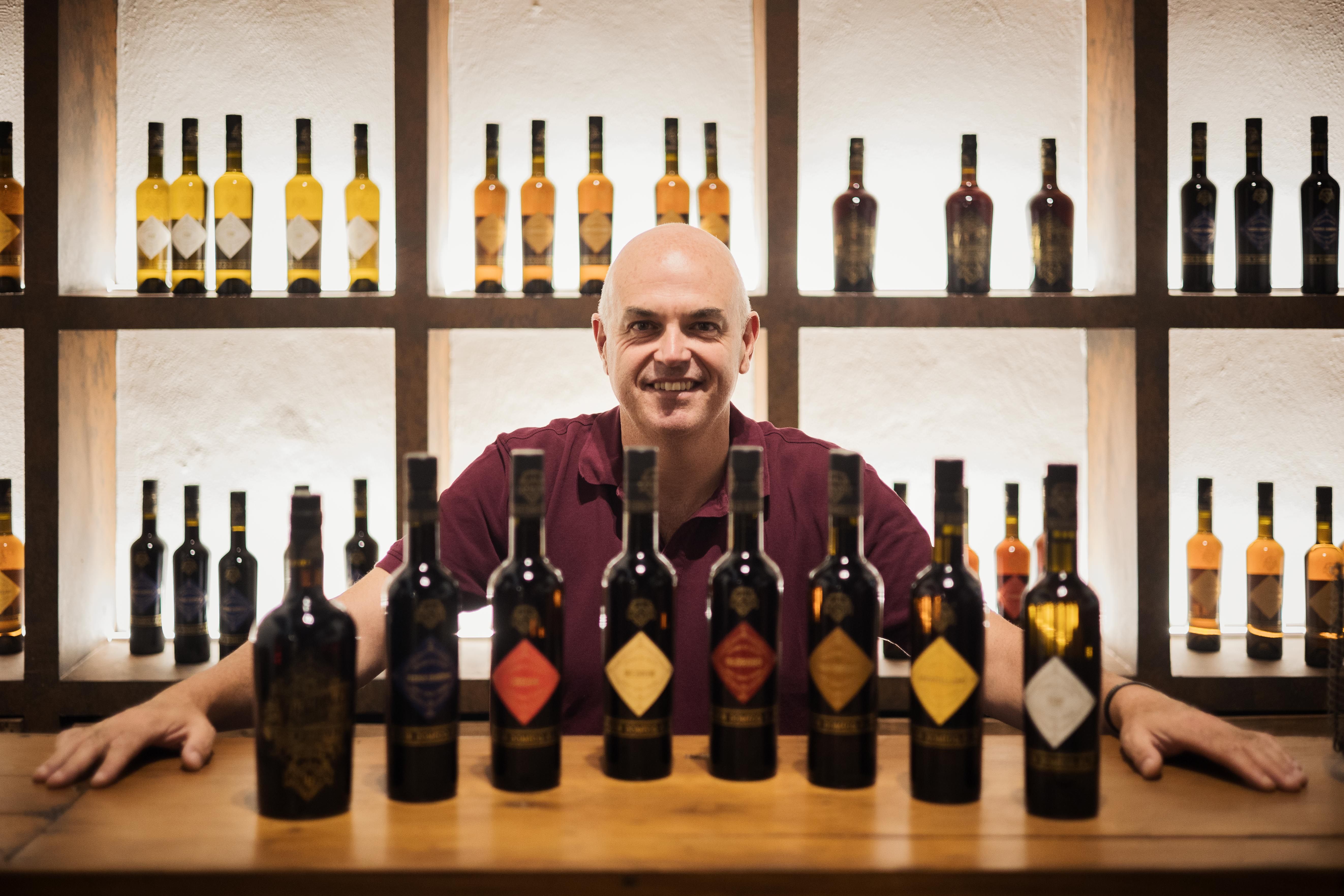 El director, Eduardo Rangel, ante la gama de vinos de la bodega.