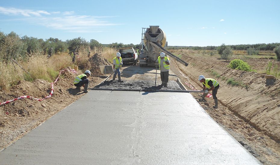 Varios operarios trabajan en la reparación de un camino rural. FOTO: JUNTA DE ANDALUCÍA  