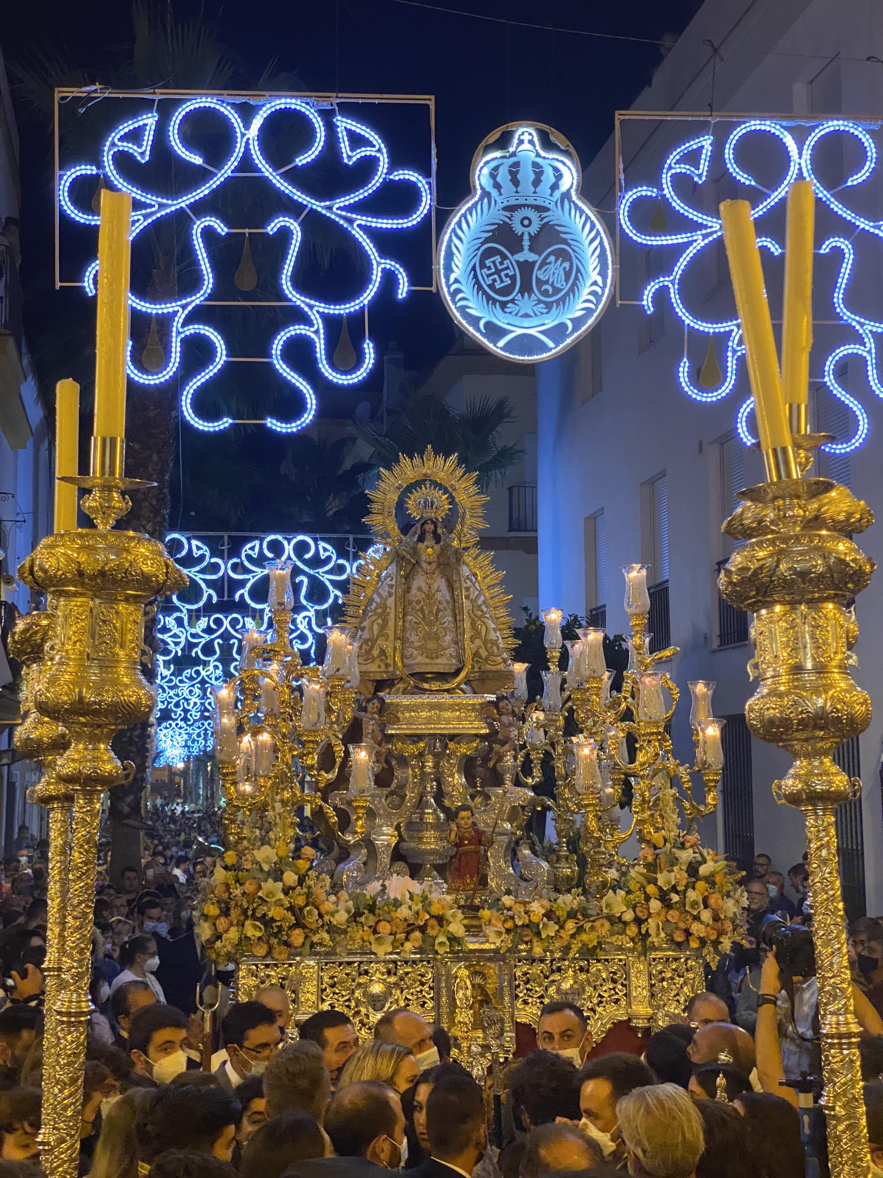 Salida de la Virgen en la conmemoración del maremoto de 1755 por la Hermandad de la Palma de Cádiz.