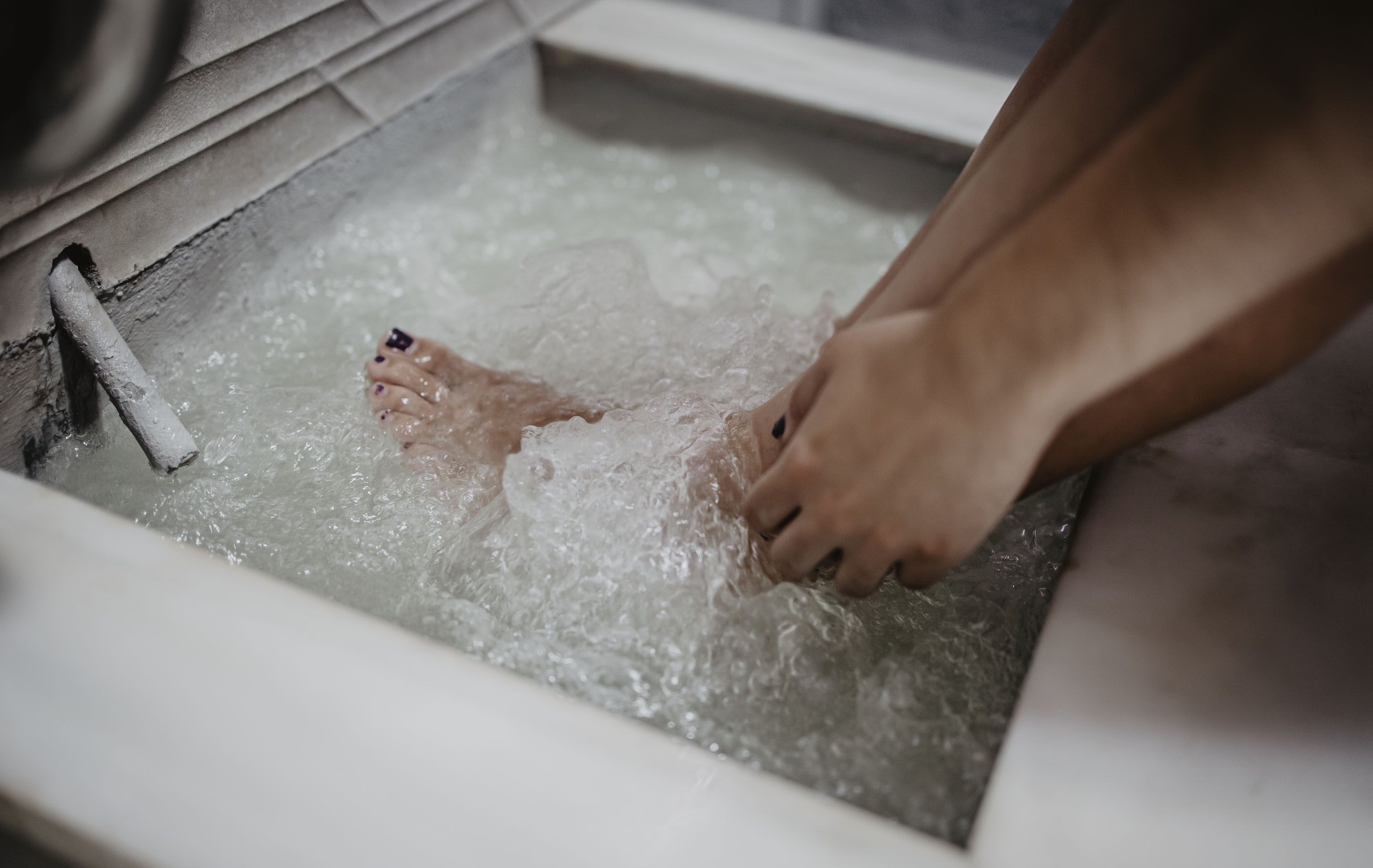 El agua con azufre hace efecto en los pies.