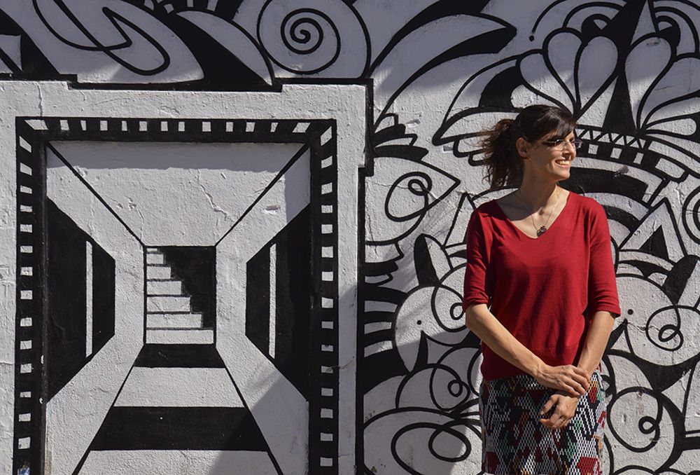 La directora Nuria López, junto a un mural en El Retiro. FOTO: ALEJANDRO LÓPEZ