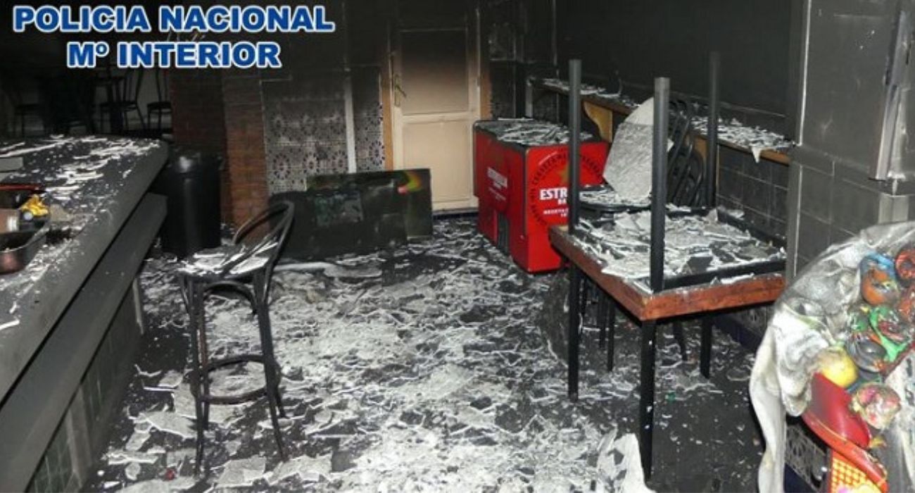 Aspecto en el que quedó el bar tras ser quemado de forma intencionada.