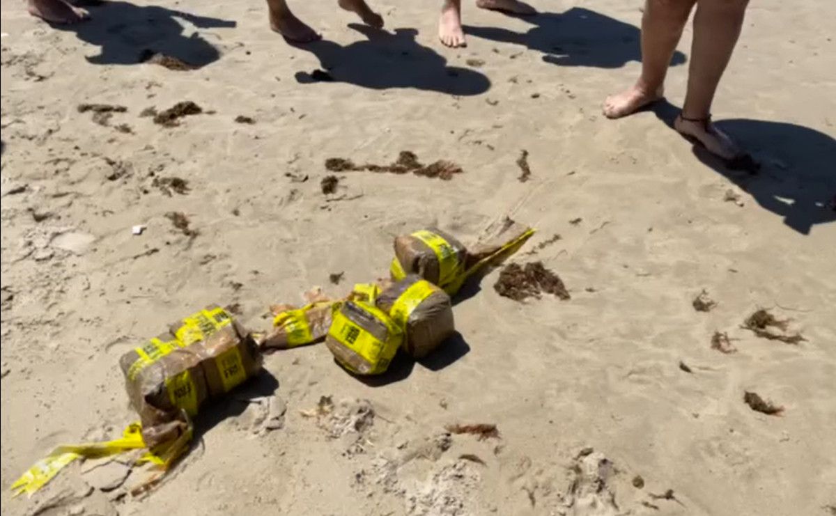 Fardos hallados en la orilla de una playa de Zahara de los Atunes. Fardos hallados en la orilla de una playa de Zahara de los Atunes.