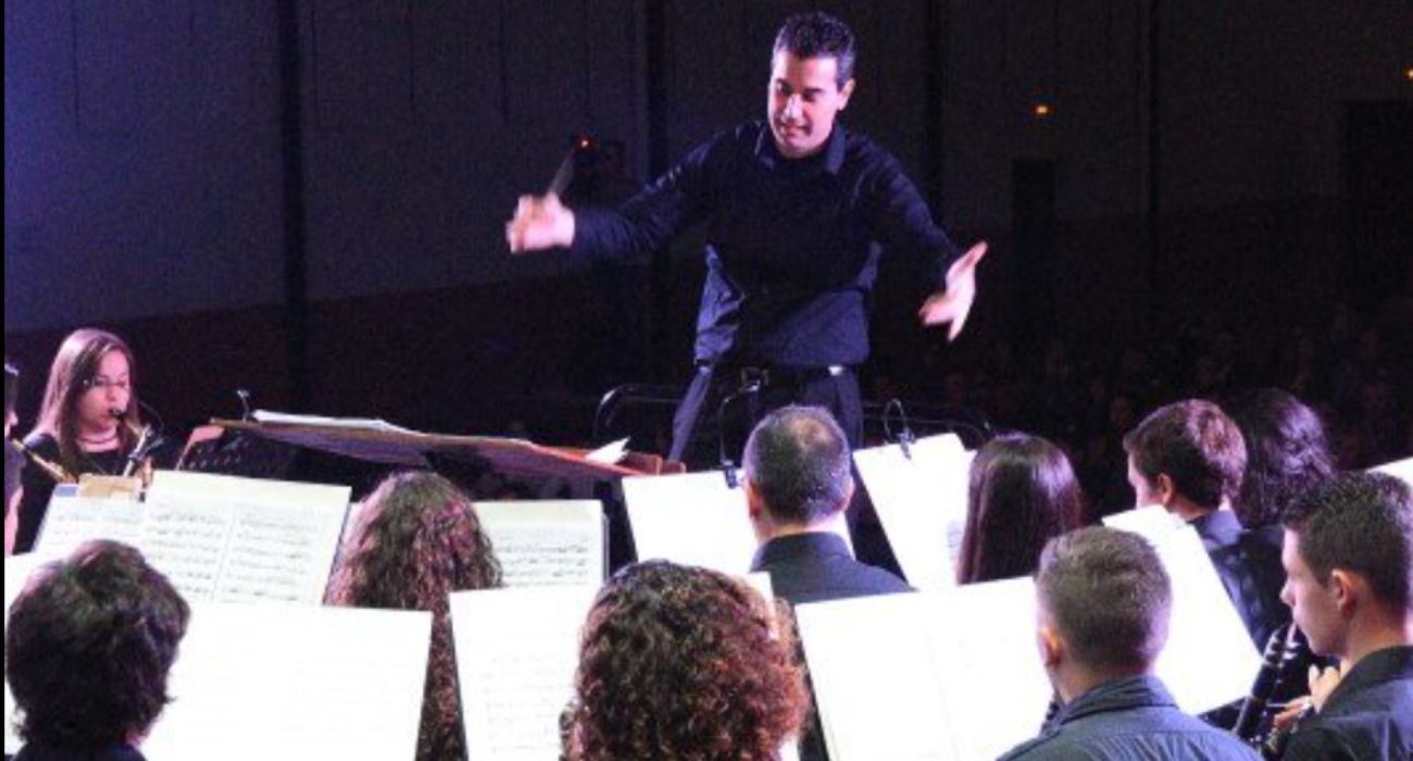 José Manuel Valderas, dirigiendo a su banda. José Manuel Valderas, dirigiendo a su banda.