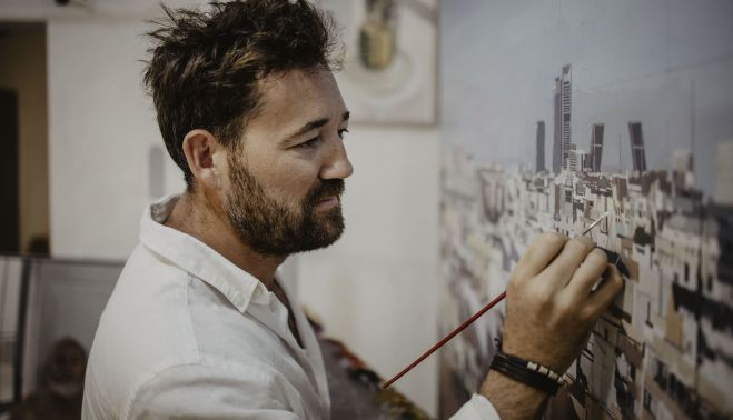 En plena faena ante el último cuadro que está terminado. ESTEBAN