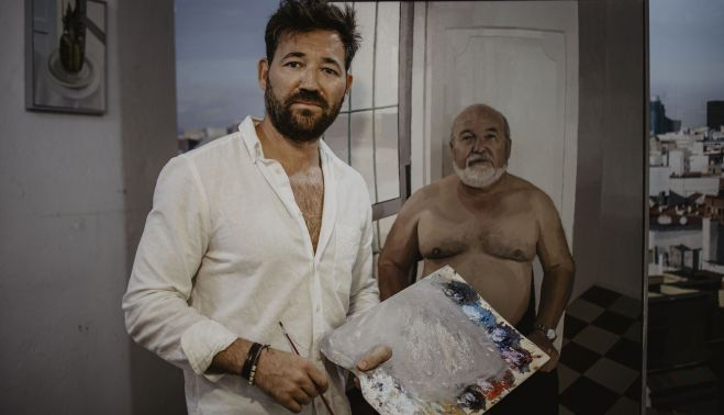 El artista, paleta y pincel en la mano, ante un retrato de su padre.   ESTEBAN