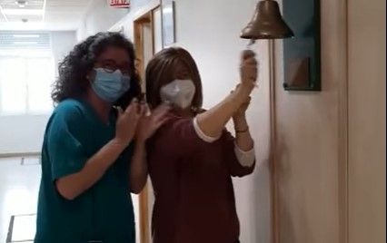 Tocando la campana en el Hospital Puerta del Mar tras superar un cáncer. 