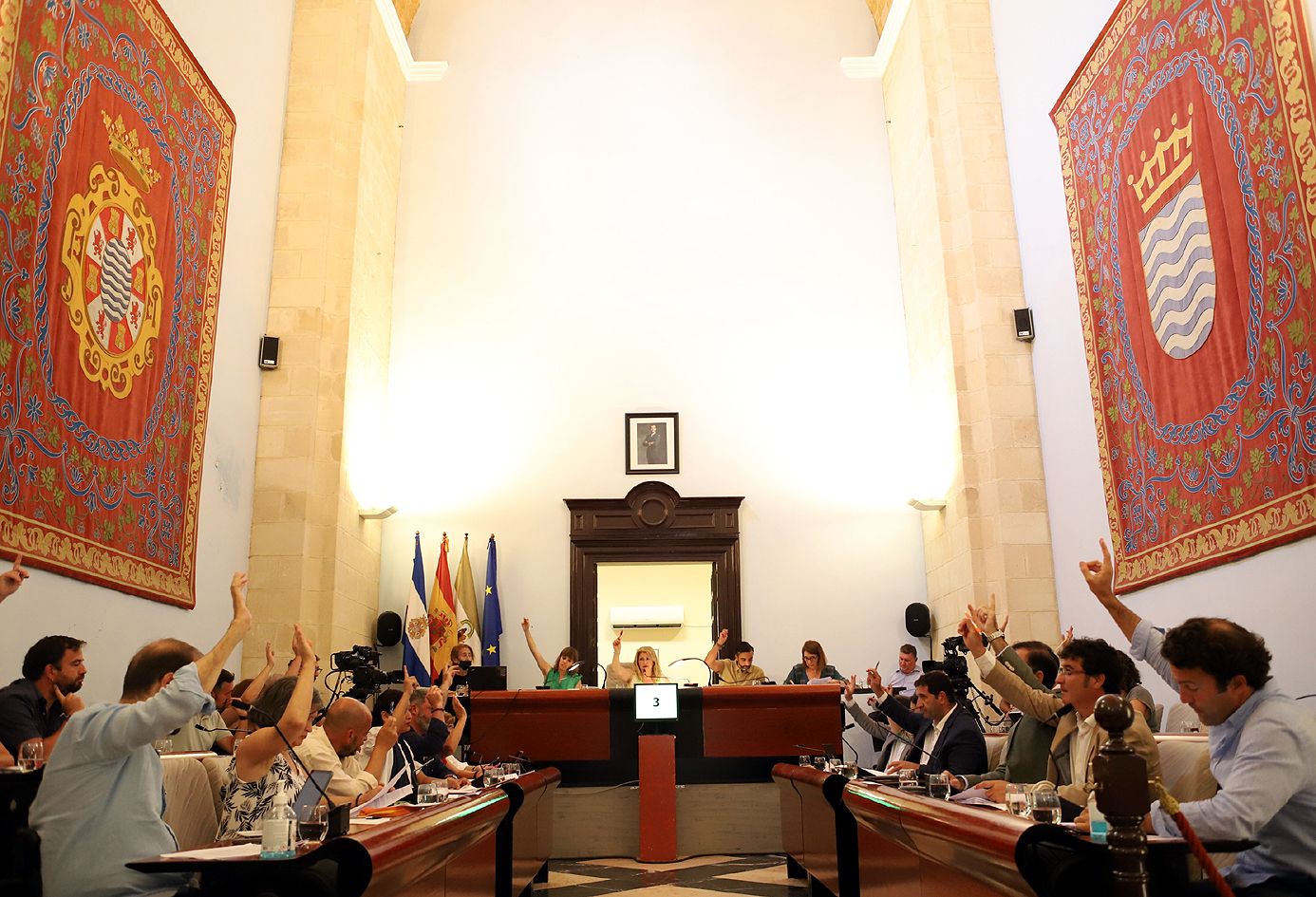 Pleno municipal celebrado en Jerez, donde Zuasti ha votado en contra de la propuesta de veladores.