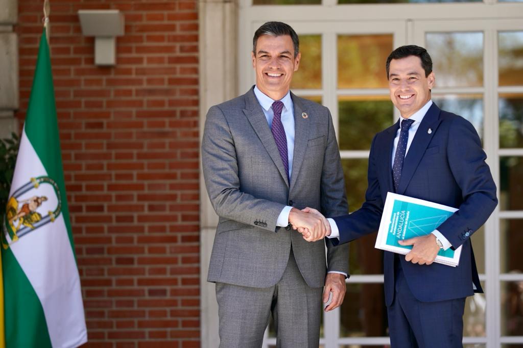 El presidente del Gobierno, Pedro Sánchez, y el presidente de la Junta de Andalucía, Juanma Moreno, se saludan antes de una reunión en Moncloa.
