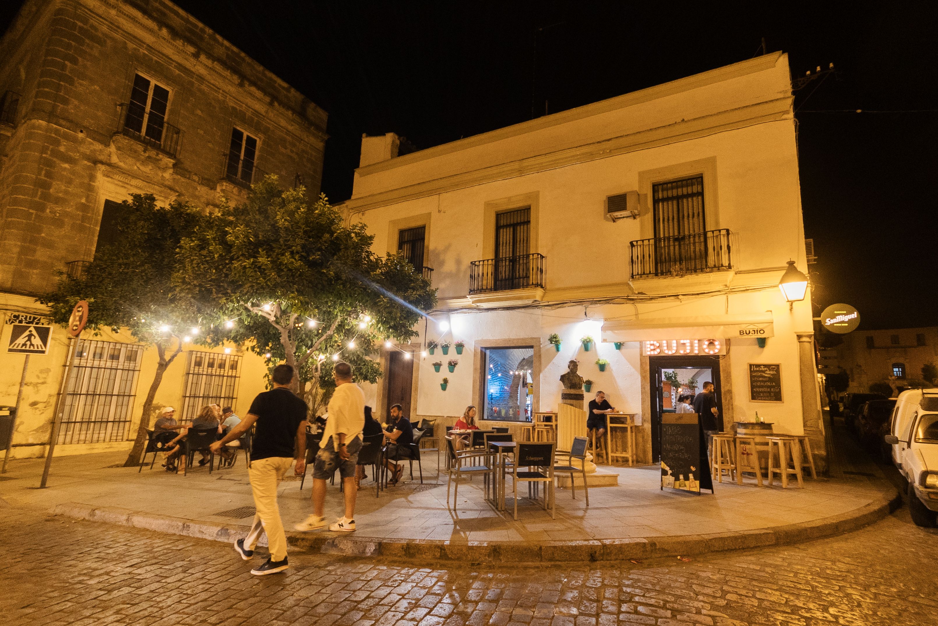 El Bujío es un local abierto recientemente en el centro de Jerez que pretende ofrecer no solo comida y bebida, sino también exposiciones, conciertos y mercadillos.