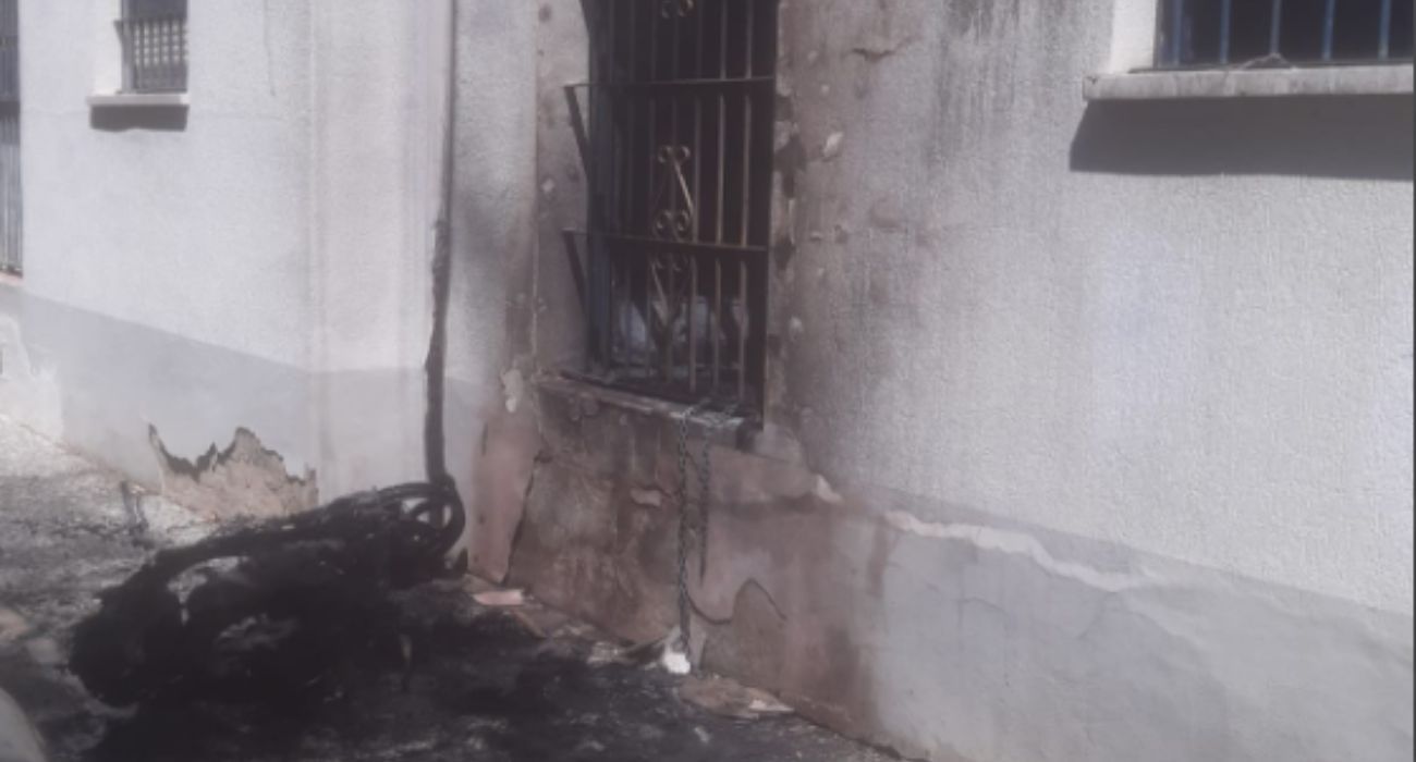 Los restos de la moto que ha salido ardiendo junto a un bloque de pisos en Jerez.