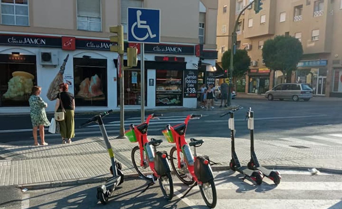 Aparcan patinetes y bicicletas en una zona reservada para personas con movilidad reducida en El Puerto.