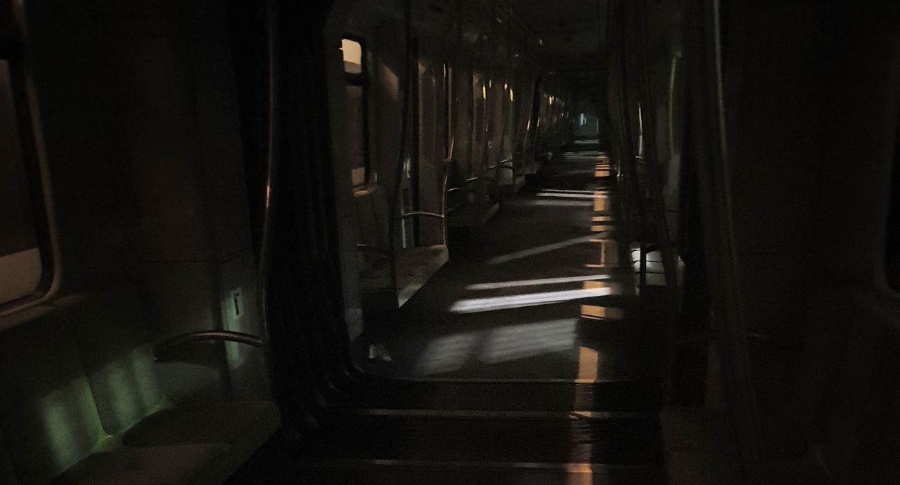 Aspecto que presentaba el metro, totalmente a oscuras, cuando el joven se despertó.