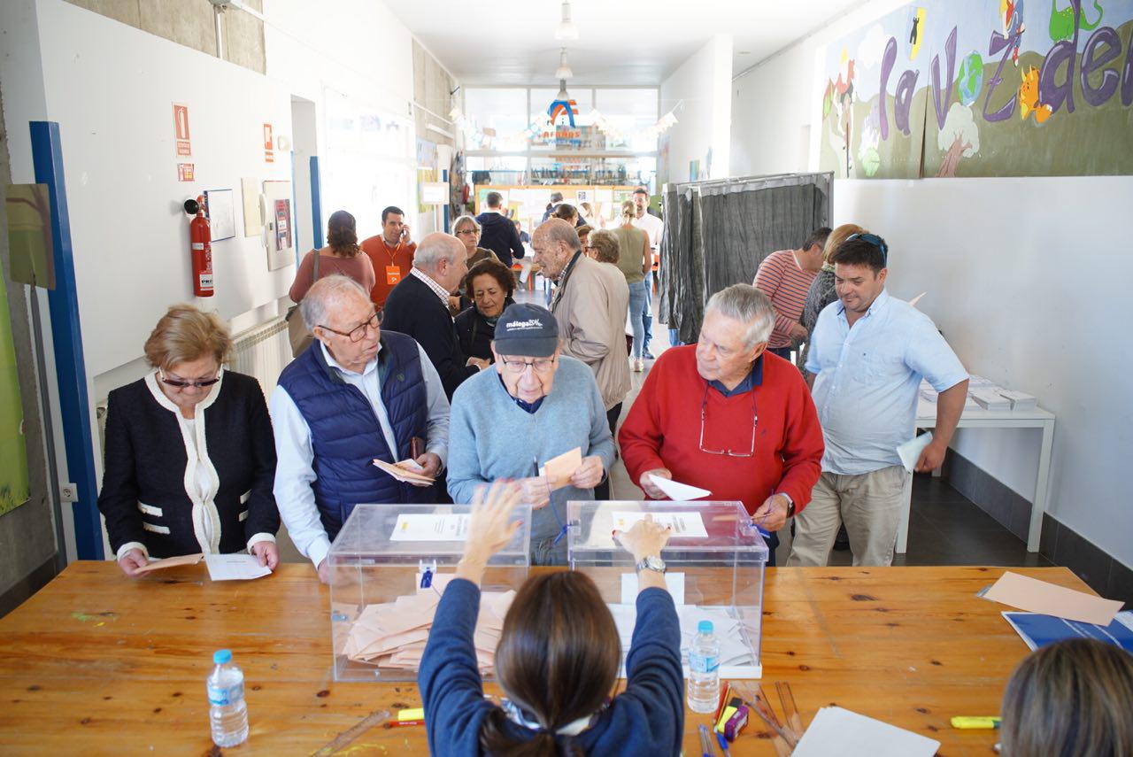 Una mesa electoral de Cádiz en un momento de las votaciones el pasado 28A. FOTO: JUAN CARLOS TORO