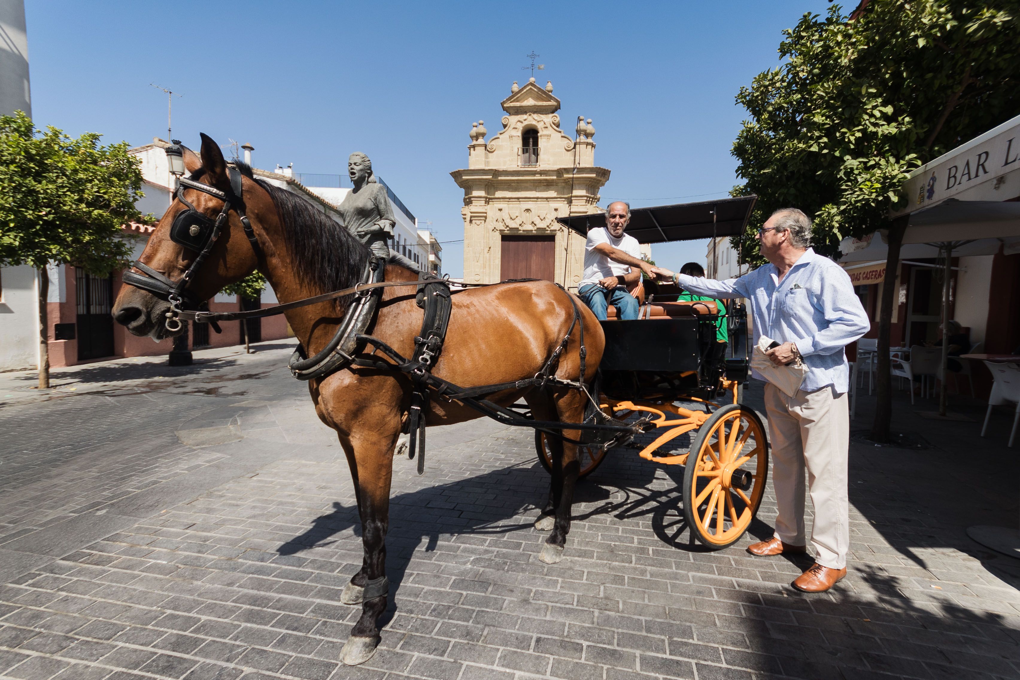 Manuel Marín, en la Plazuela junto a un coche de caballos.