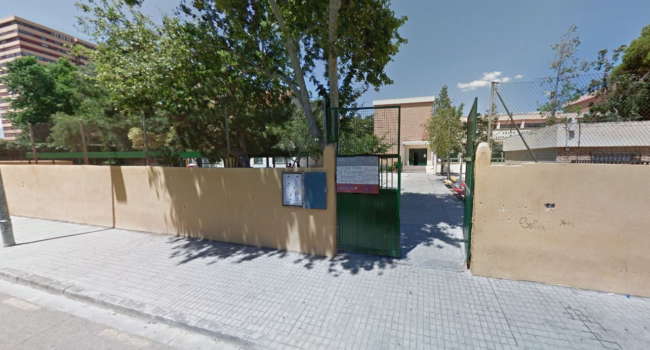 Uno de los accesos del colegio de Nuestra Señora del Carmen, en Valencia. 