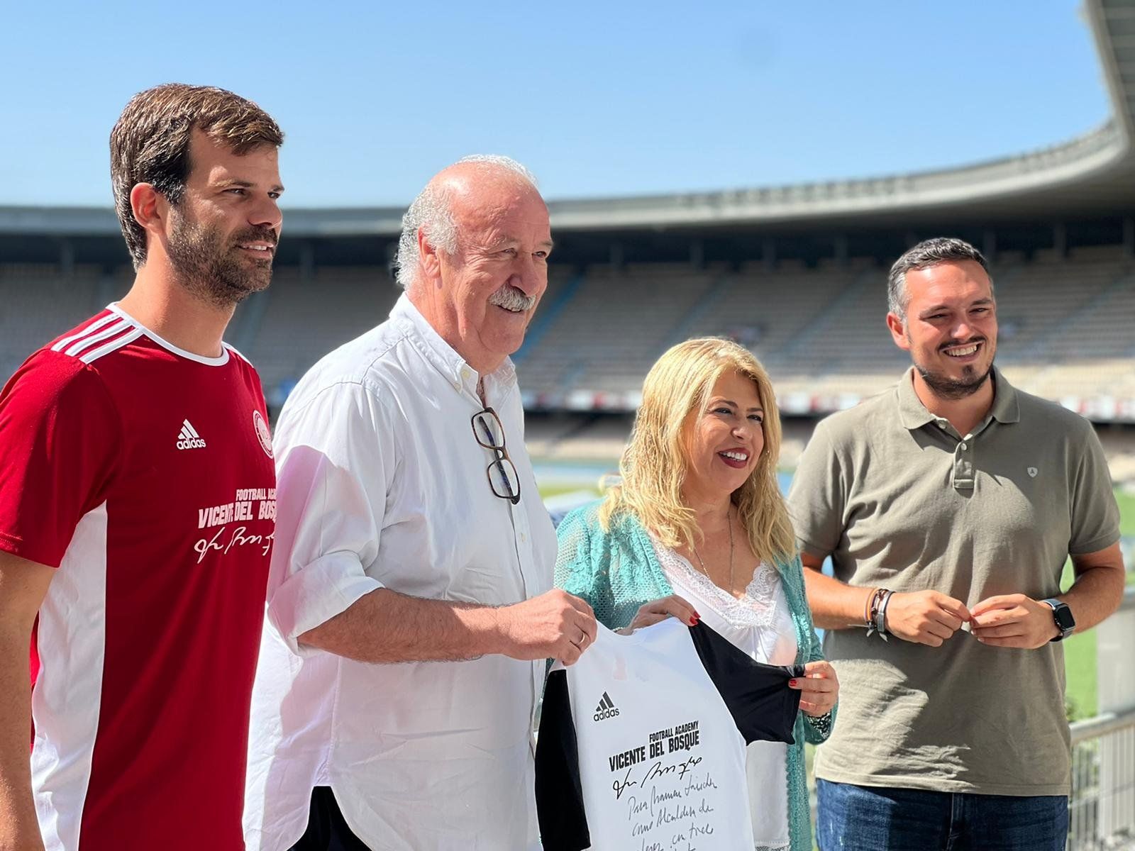 El ex seleccionador nacional Vicente Del Bosque, junto a la alcaldesa de Jerez, Mamen Sánchez.