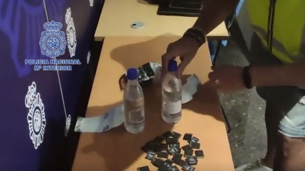 El dueño de un bar grabó a cientos de clientas en el baño con cámaras ocultas en botellas