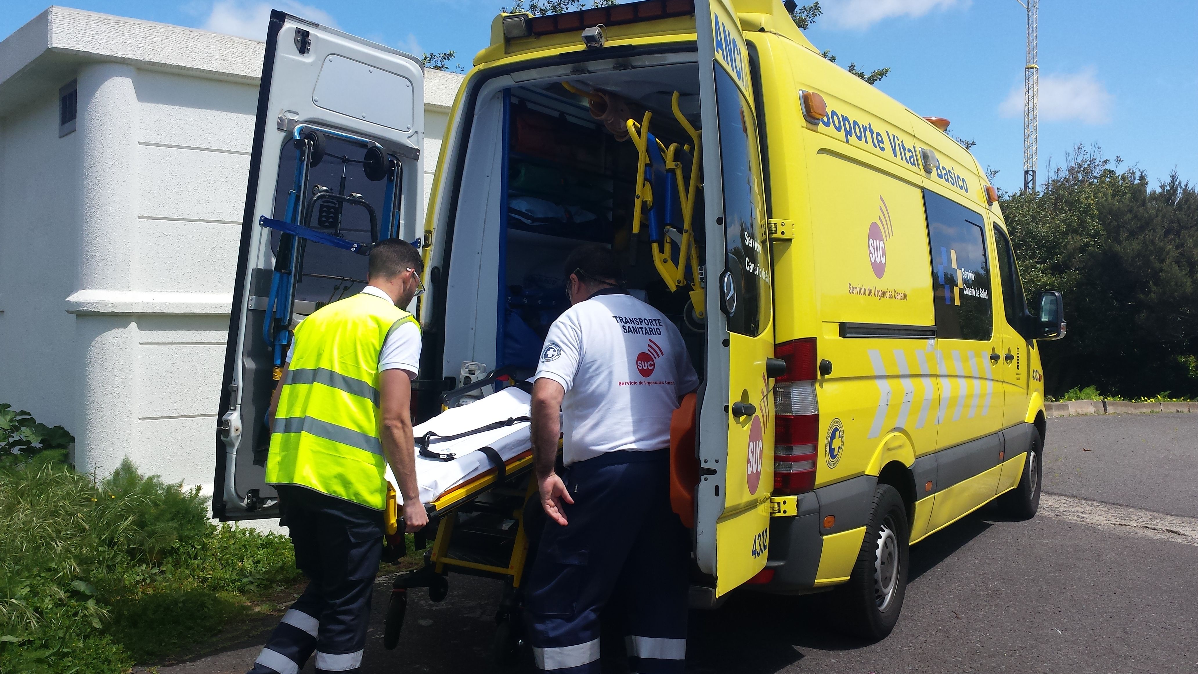 Una ambulancia del Servicio de Urgencias en una imagen de archivo. Cuatro mujeres han sido evacuadas al hospital tras un atropello en Puerto Real.