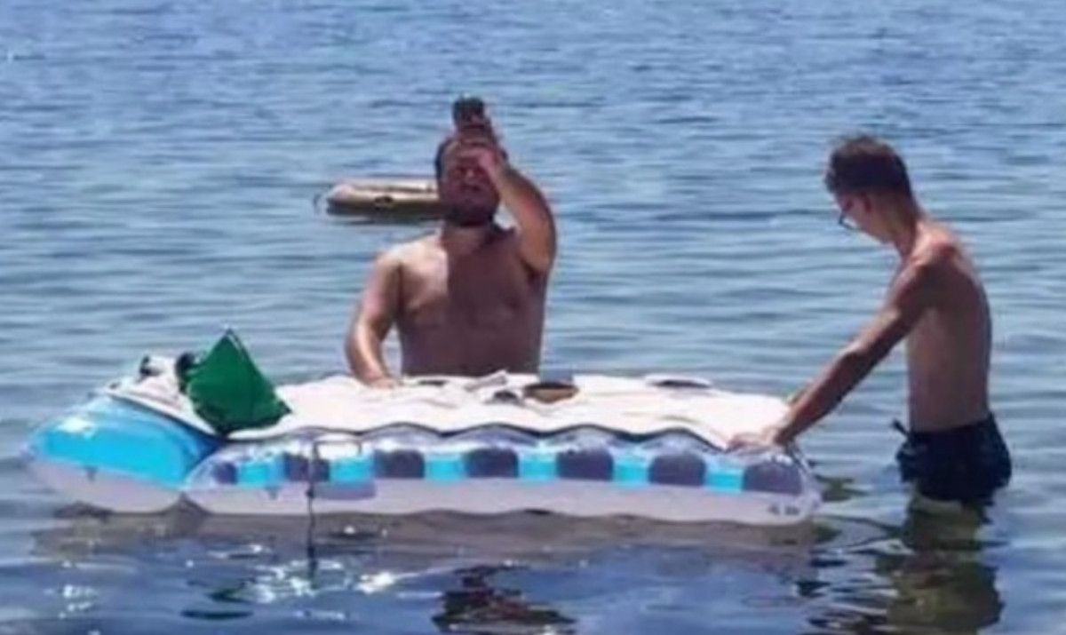 Un sacerdote oficia una misa en medio del mar.