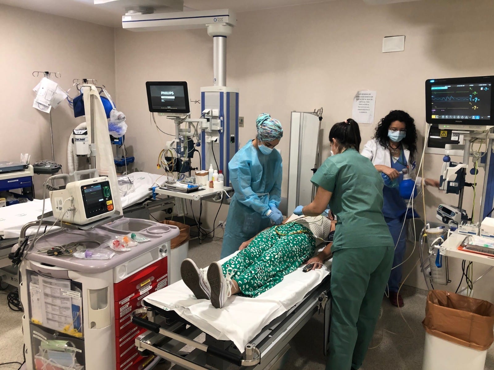 Sanitarias atienden a una mujer en un hospital de Granada.