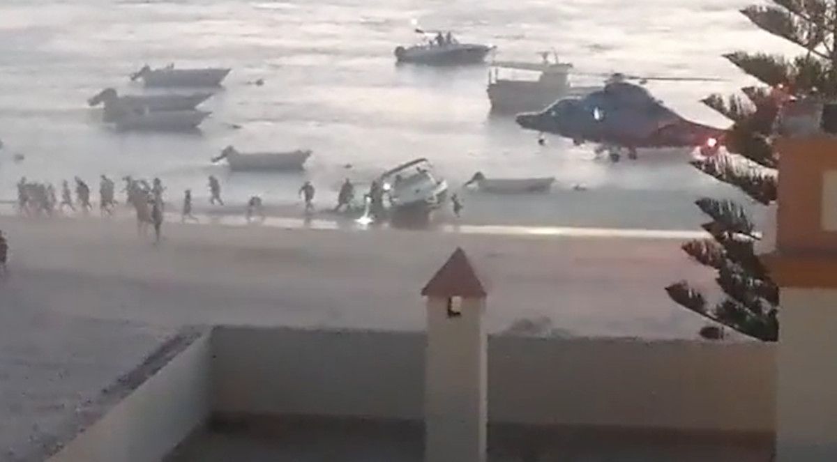 Un helicóptero de Aduanas ahuyenta a unos narcos en la playa de Bonanza, Sanlúcar.