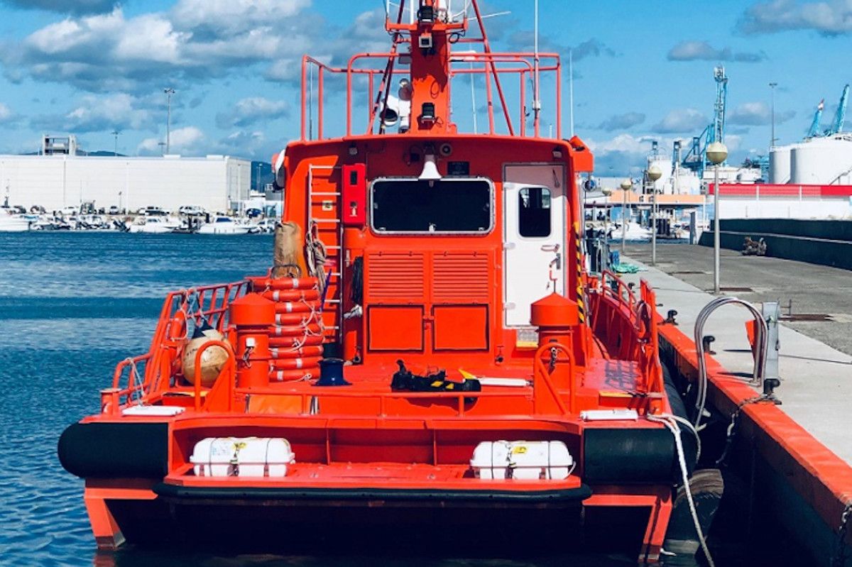 Salvamento Marítimo rescata a un hombre a la deriva sobre una tabla en el Estrecho.