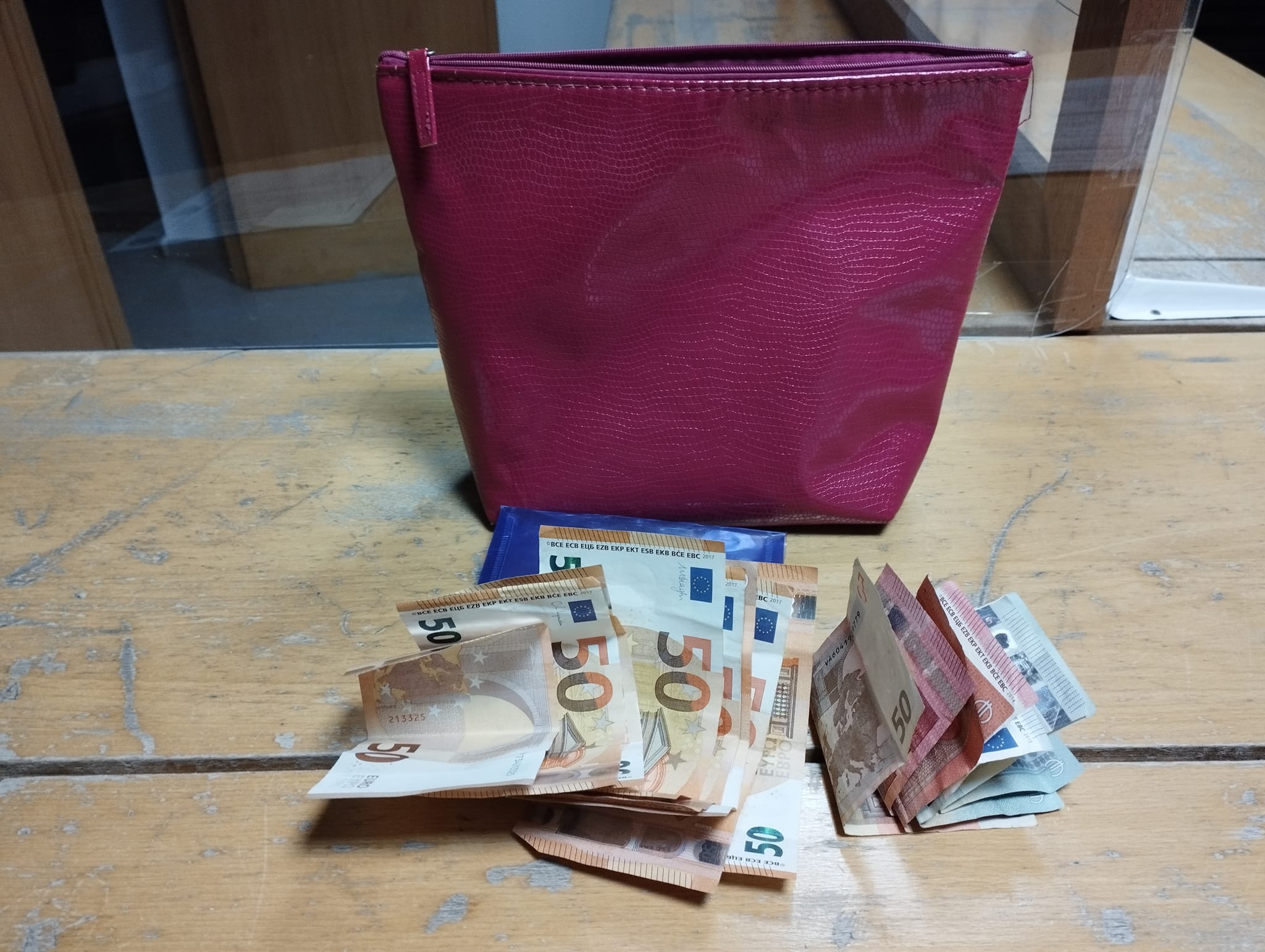 Bolso con dinero entregado a la Policía Local de Ayamonte.