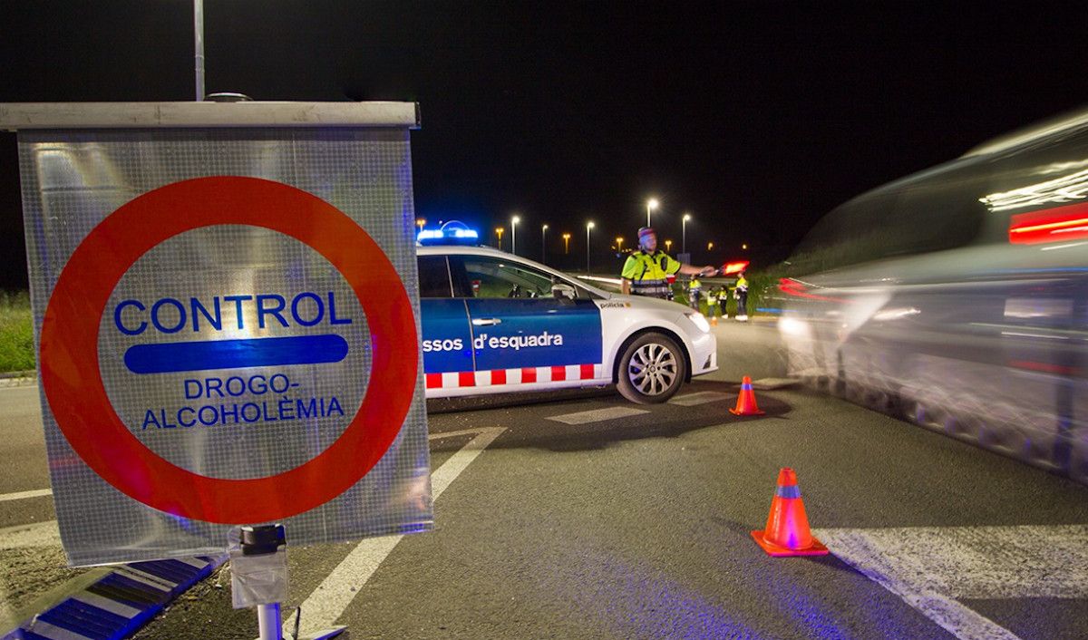 Indignación en redes sociales por el comportamiento de unos padres en Barcelona.  MOSSOS