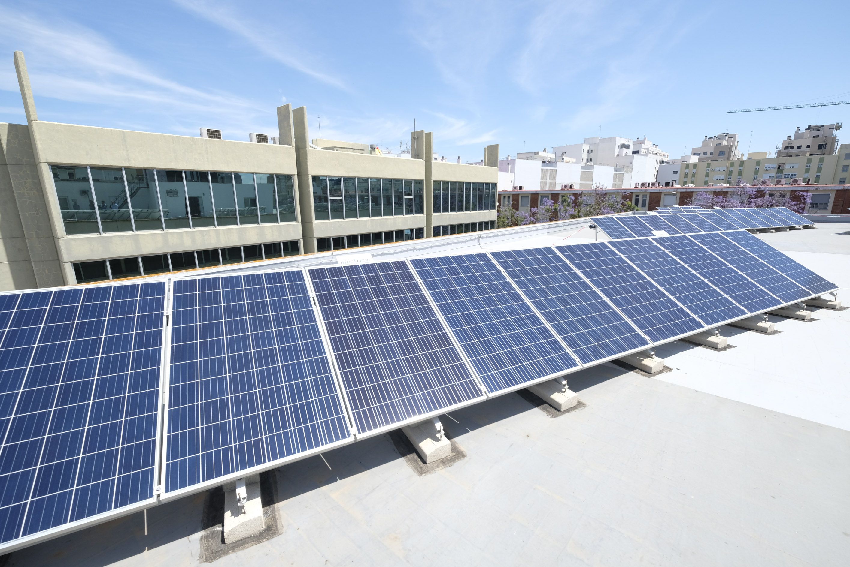 Paneles fotovoltaicos que se instalarán en las viviendas municipales de Cádiz.
