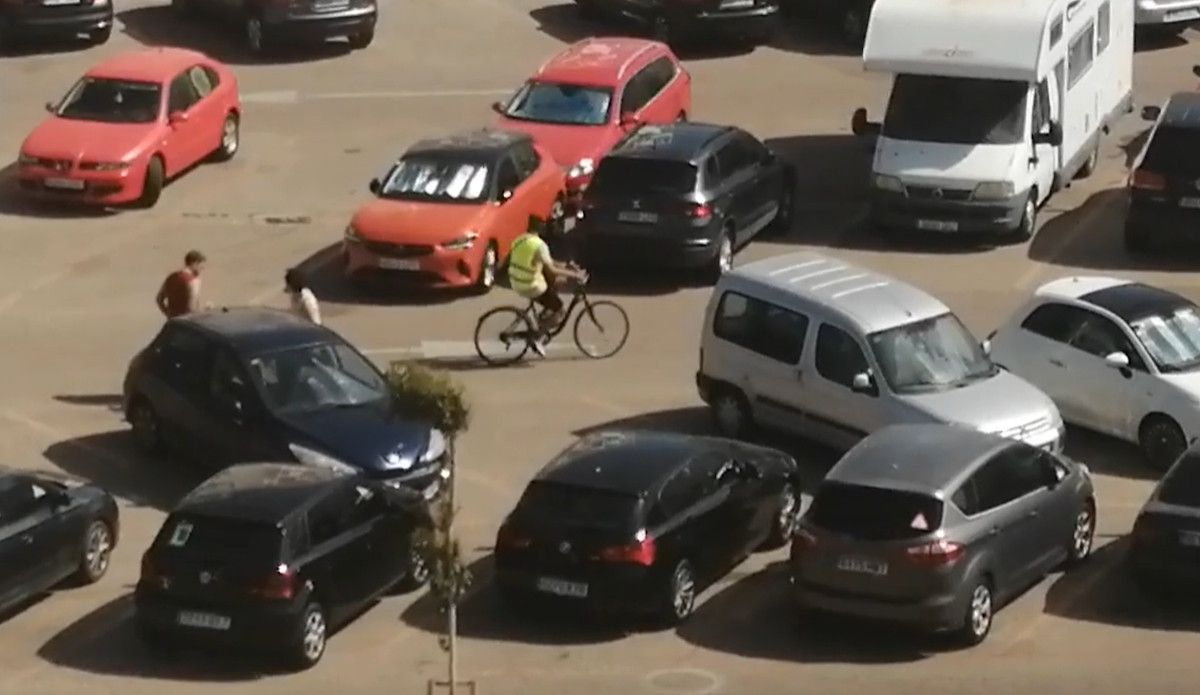 Los vecinos manifiestan el malestar por la presencia de un gorrilla en bicicleta en Valdelagrana.