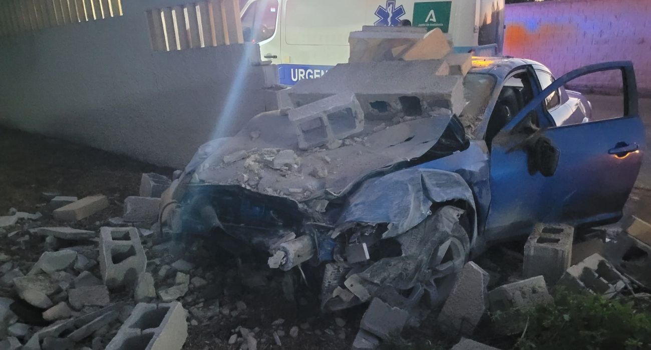 Estado en el que quedaron el coche y el muro tras el brutal accidente en Puerto Real.