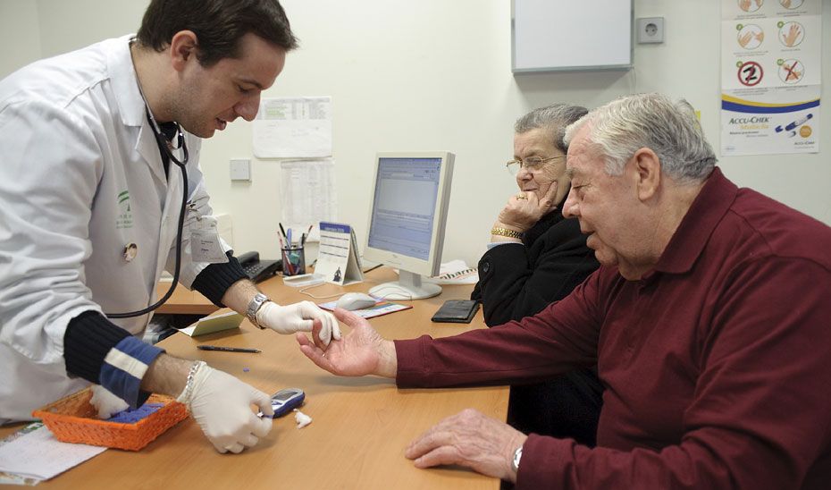 Un médico de familia atendiendo a un paciente en una consulta del SAS. FOTO: JUNTA DE ANDALUCÍA.