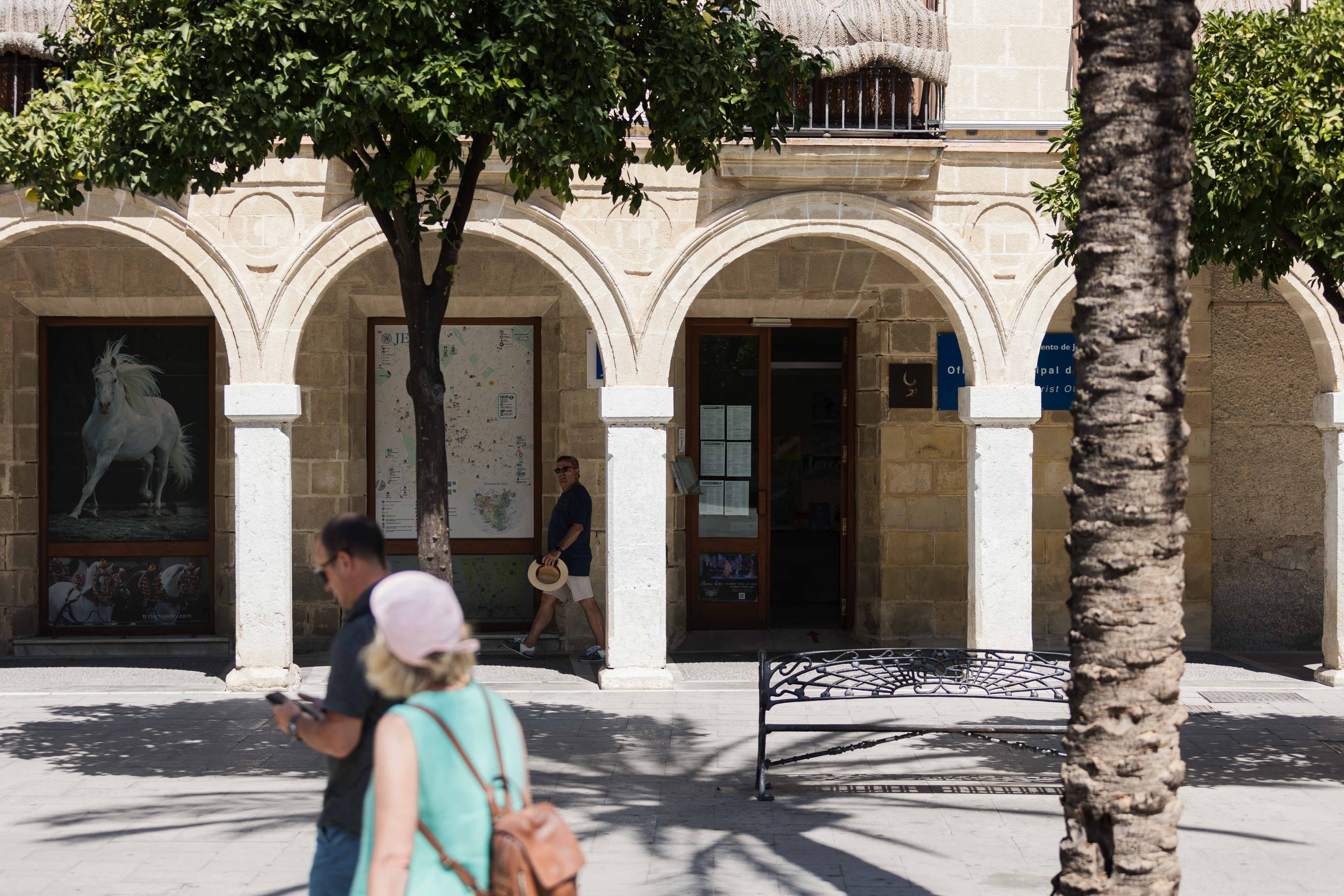 La oficina de turismo de Jerez bajo el soportal del edificio de Urbanismo.