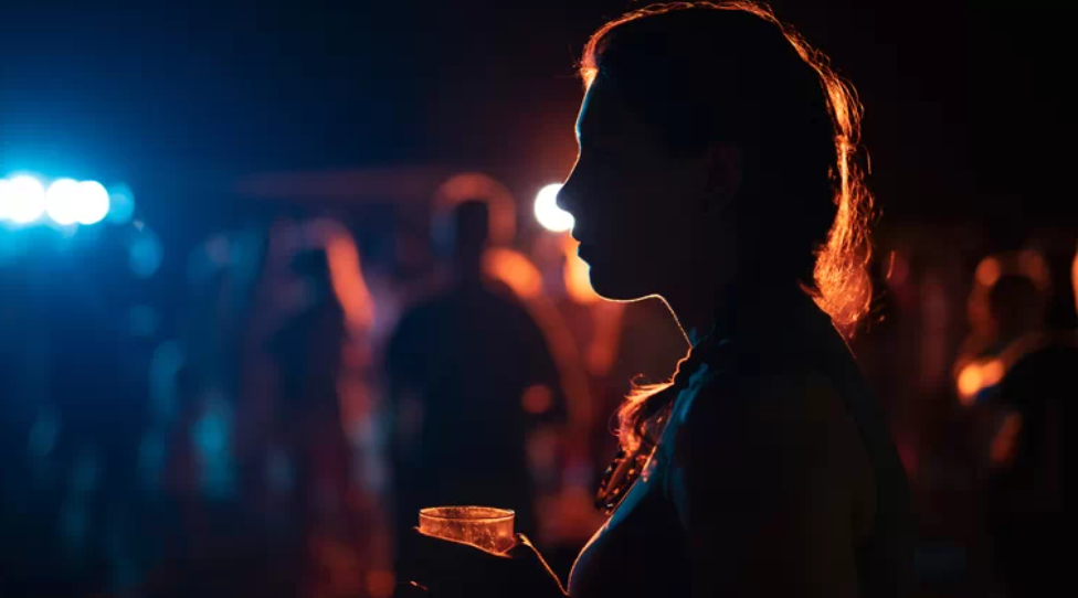 Una joven en una discoteca en una foto de archivo.