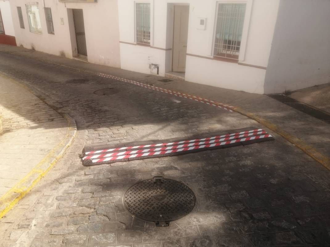 Calle que ha tenido que señalizar un vecino.