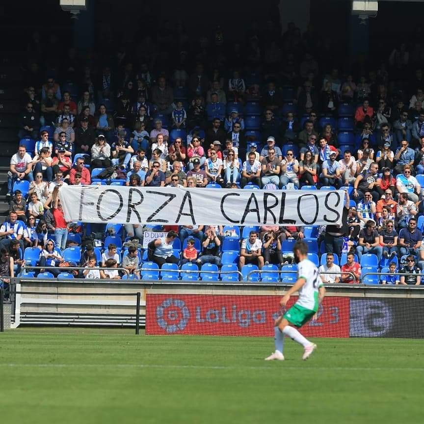 Una pancarta de apoyo a Carlos. FOTO: CEDIDA