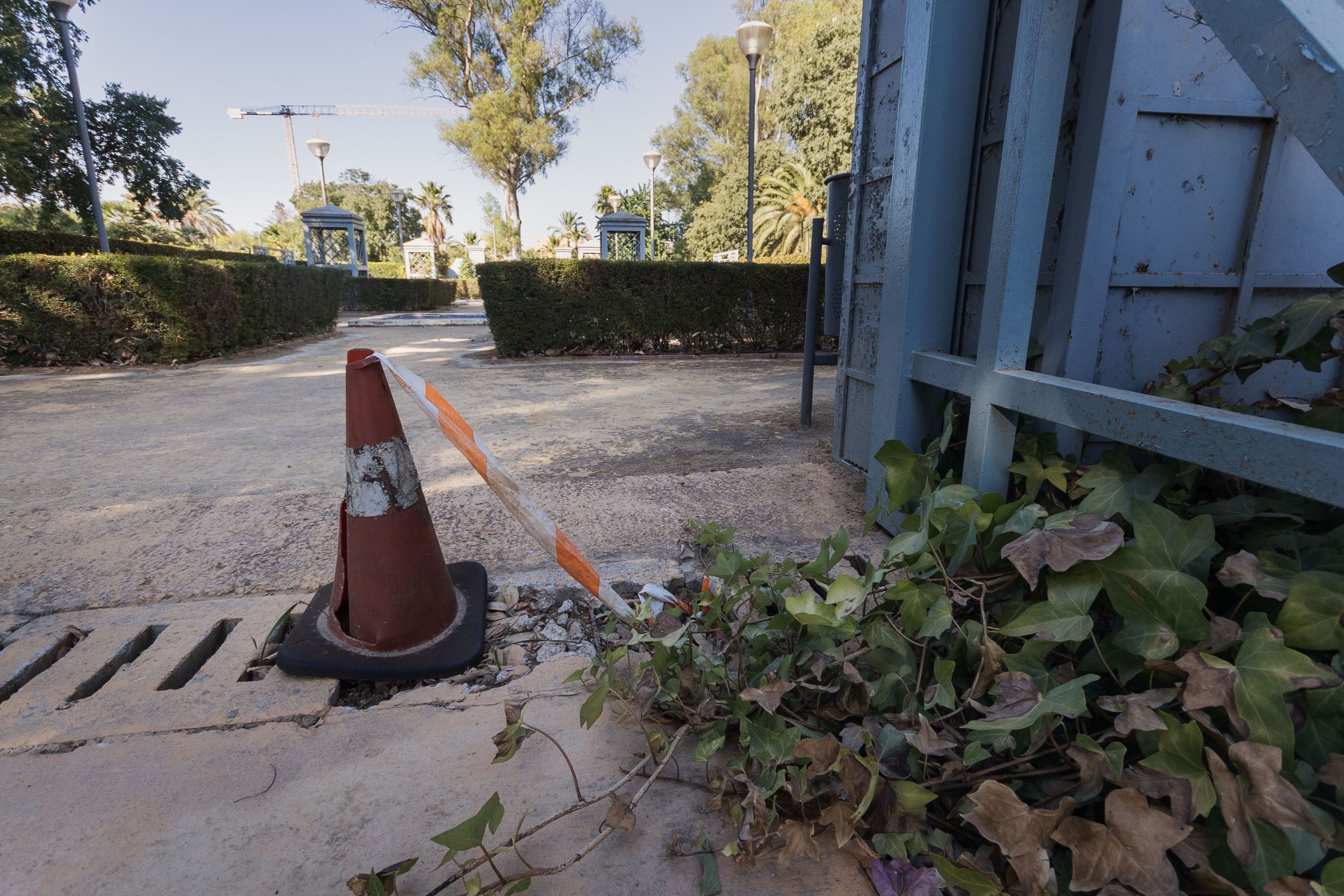 Un bolo señalando el mal estado de una alcantarilla. MANU GARCÍA Un bolo señalando el mal estado de una alcantarilla. MANU GARCÍA