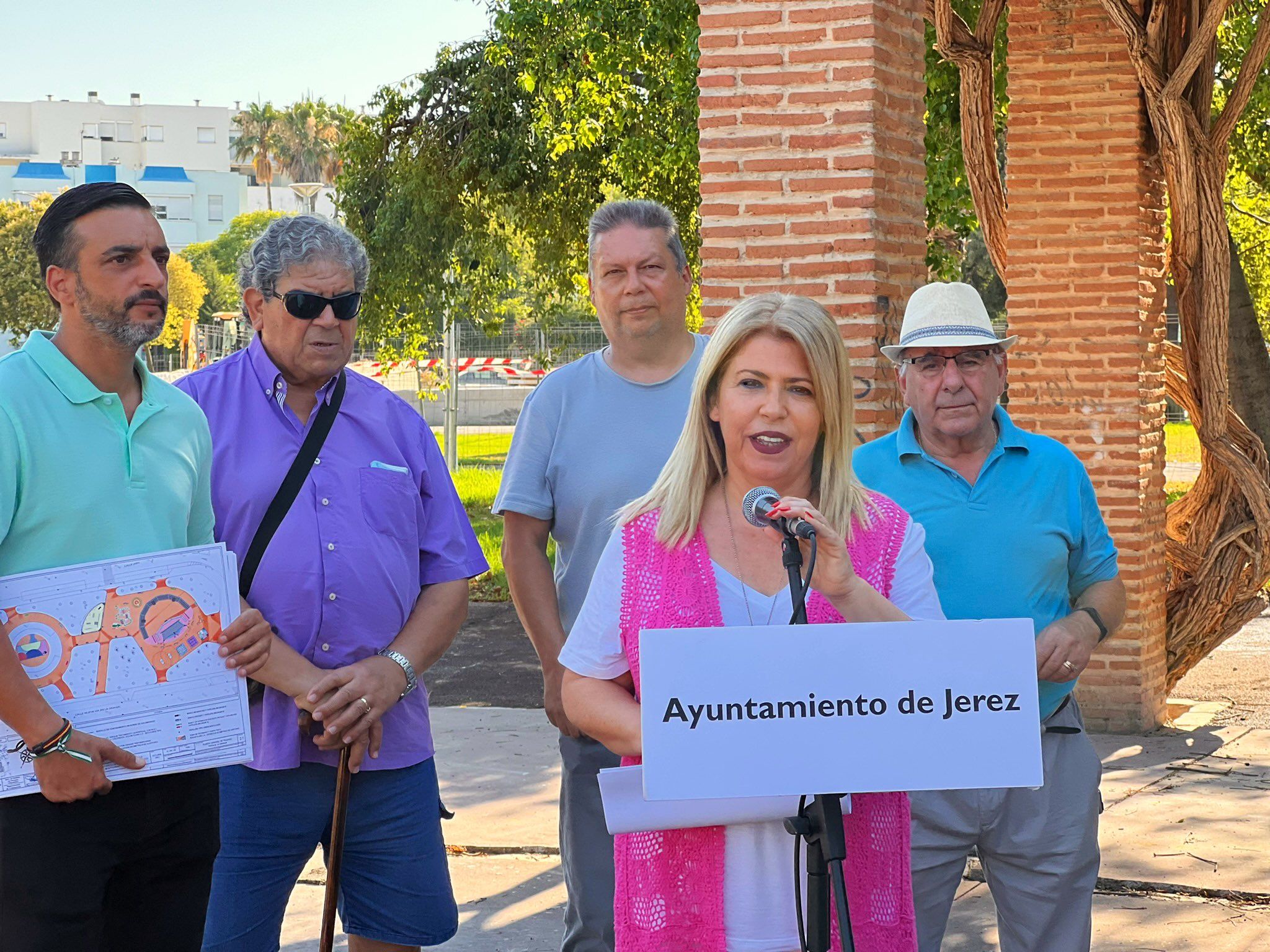 Mamen Sánchez, con Pedro García detrás. 