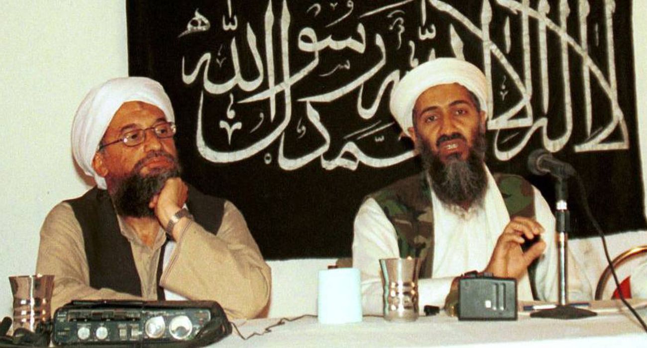 Al-Zawahiri, a la izquierda de la imagen, junto a Osaba bin Laden. 
