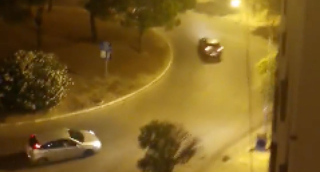 Derrapes en una rotonda de Puerto Real. 